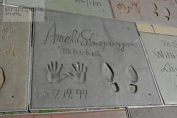 Hand- und Fußabdrücke von Arnold Schwarzenegger vor Grauman's Chinese Theatre  Los Angeles  Kalifornien  USA  Nordamerika