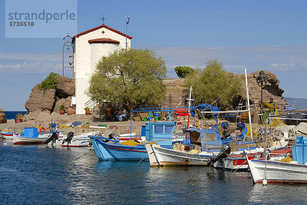 Kleine Fischerboote im Hafen von Skala Sikaminia  griechisch-orthodoxe Kapelle  Insel Lesbos  Ägäis  Griechenland  Europa