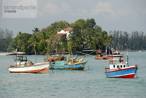 Fischerboote vor der Küste bei Matara  Indischer Ozean  Ceylon  Sri Lanka  Südasien  Asien