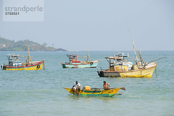 Bunte Fischerboote vor der Küste bei Matara  Indischer Ozean  Ceylon  Sri Lanka  Südasien  Asien