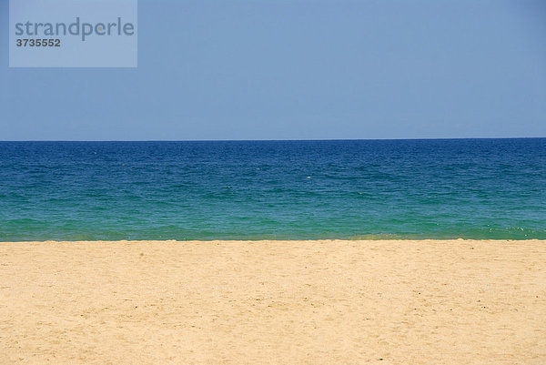 Drei Komponenten  Sandstrand  Meer  blauer Himmel  Talalla bei Dondra  Ceylon  Sri Lanka  Südasien  Asien