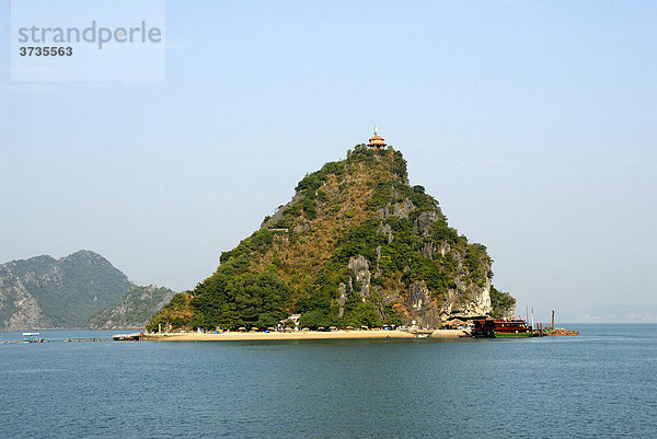 Kleine spitze Insel mit Strand  Dao Titop  Ha Long Bucht  Vietnam  Südostasien  Asien