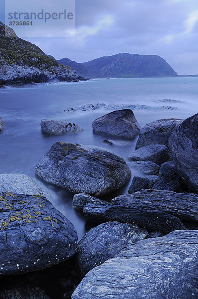 Küstenlandschaft der Insel Runde im Lichte der Dämmerung  Runde  Norwegen  Skandinavien  Europa