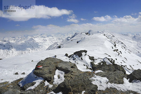 Wegmarkierung einer Skitourenroute auf metamorphem Urgestein mit Spuren im Schnee  hinten Zillertaler Hauptkamm  Glungezer Tuxer  Voralpen  Tirol  Österreich