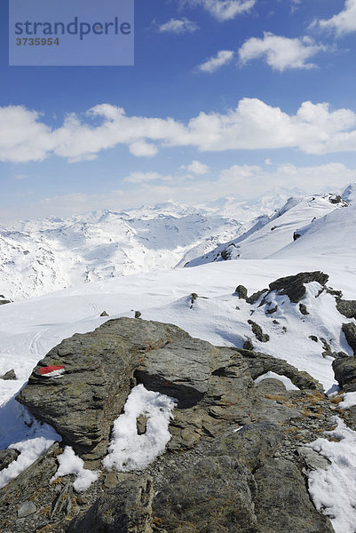 Wegmarkierung einer Skitourenroute auf metamorphem Urgestein mit Spuren im Schnee  hinten Zillertaler Hauptkamm  Glungezer Tuxer  Voralpen  Tirol  Österreich