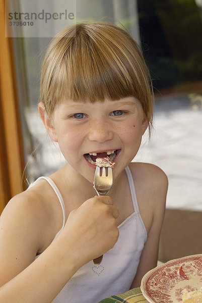 Kleines Mädchen  blond 7 Jahre beim Kuchen Essen