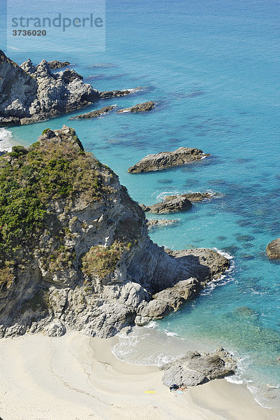 Steilküste bei Capo Vaticano  Tyrrhenisches  Kalabrien  Süditalien  Italien  Europa