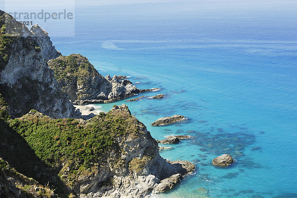 Steilküste bei Capo Vaticano  Tyrrhenisches Meer  Kalabrien  Süditalien  Italien  Europa