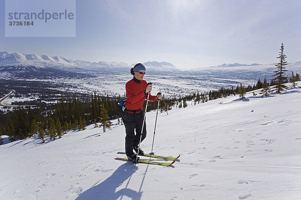 Junge Frau fährt Ski  Telemark  Log Cabin  White Pass  Chilkoot Pass  Chilkoot Trail  British Columbia  Yukon Territorium  Kanada  Nordamerika