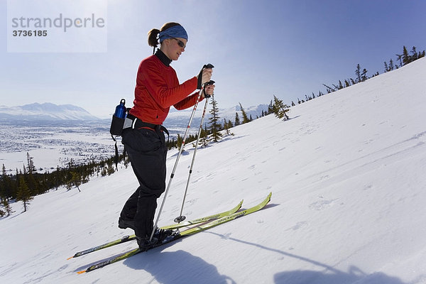 Junge Frau fährt Ski  Telemark  Log Cabin  White Pass  Chilkoot Pass  Chilkoot Trail  British Columbia  Yukon Territorium  Kanada  Nordamerika