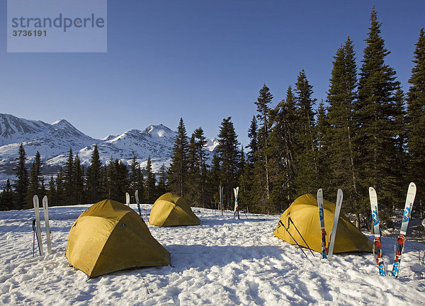 Zelte und Skier  Winterlager  dahinter der White Pass  Chilkoot Pass  Chilkoot Trail  British Columbia  Kanada