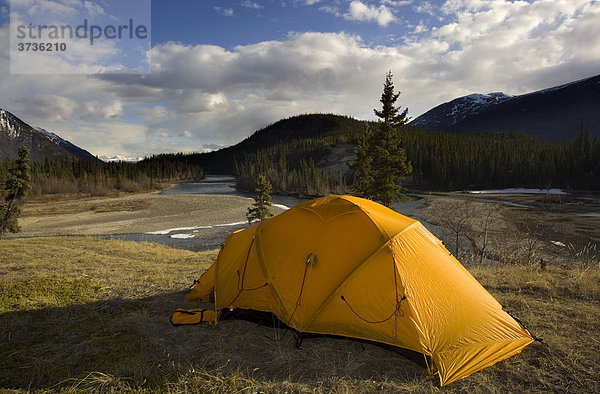 Gelbes Zelt am Flussufer  Camping  dahinter der Takhini Fluss  Yukon Territory  Kanada  Nordamerika