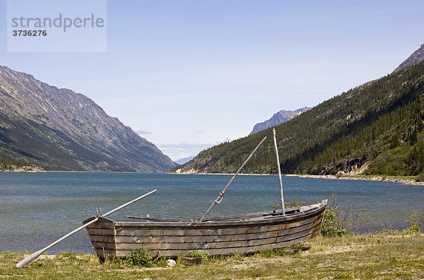 Altes Holzboot am Ufer des Bennett Sees  Bennett  Klondike-Goldrausch  Chilkoot Pass  Chilkoot Trail  Yukon  Britisch-Kolumbien  Kanada