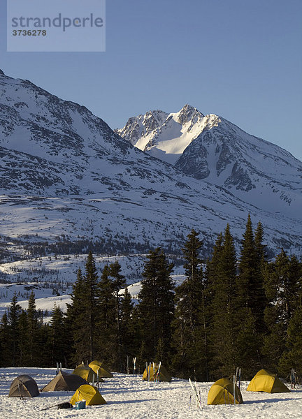 Gruppe von Zelten  Winterlager  hinten der White Pass  Chilkoot Pass  Chilkoot Trail  Britisch-Kolumbien  Kanada