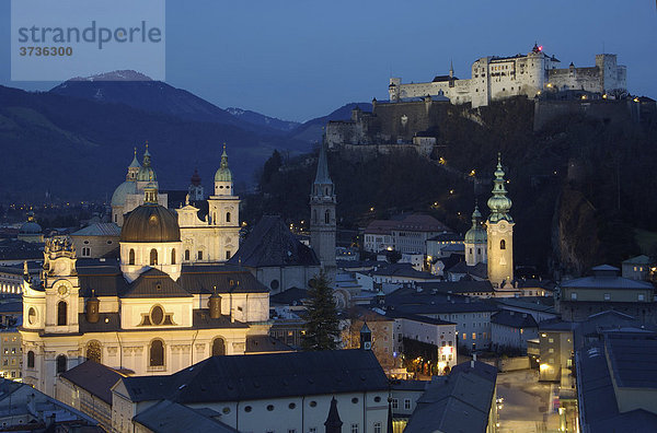 Altstadt von Salzburg am Abend  Salzburg  Österreich  Europa
