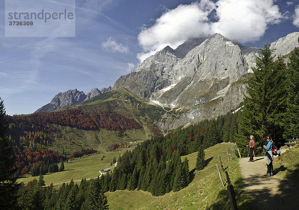 Wandern in den Bergen im Herbst  Wanderweg mit Wanderern  Berchtesgadener Alpen  Alpen  Hochkönig  Salzburg  Österreich