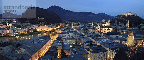 Panorama Altstadt Salzburg am Abend  Österreich  Europa