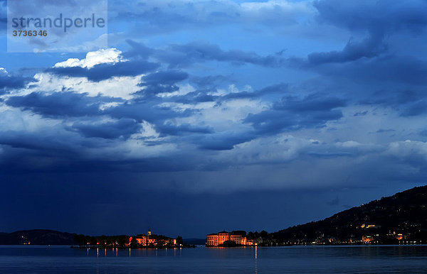 Lago Maggiore mit Baveno-Inseln am Abend  Italien  Europa