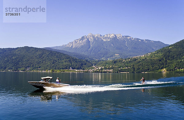 Wasserski-Fahrer auf dem Lago di Caldonazzo  Trentino  Italien  Europa