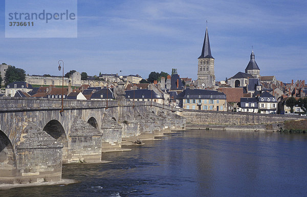 Ansicht von La CharitÈ-sur-Loire  Fluß Loire  Brücke  Burgund  Frankreich  Europa