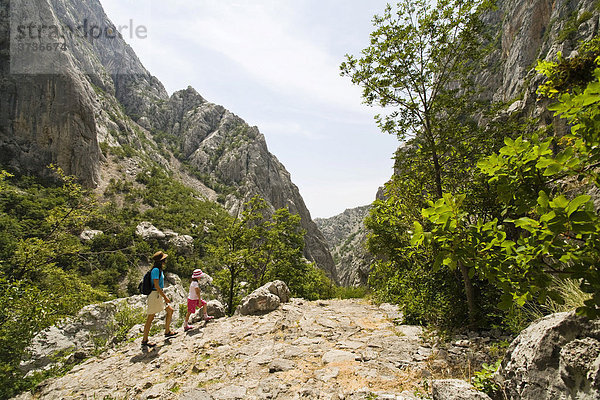 Wanderer  Velika Paklenika  Paklenica Nationalpark  Dalmatien  Kroatien  Europa
