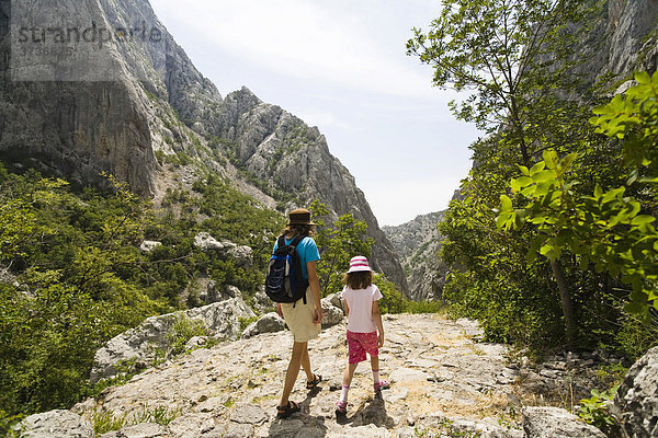 Wanderer  Velika Paklenika  Paklenica Nationalpark  Dalmatien  Kroatien  Europa