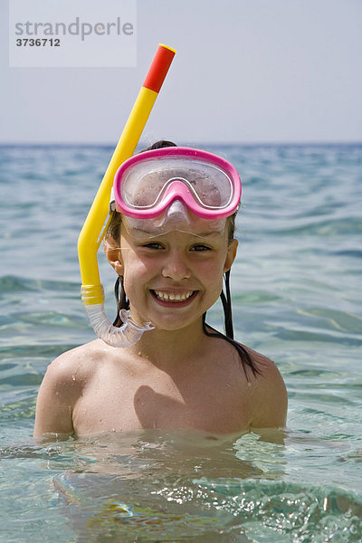 Mädchen mit Taucherbrille und Schnorchel  6 Jahre  Insel Hvar  Dalmatien  Kroatien  Europa