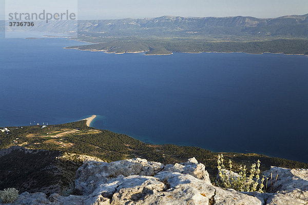 Blick von oben auf das Goldene Horn von Bol  Vogelperspektive  Insel Brac  Dalmatien  Kroatien  Adria  Mittelmeer  Europa