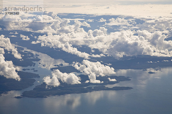 Luftaufnahme  Wolkenformationen  Inside Passage bei Ketchikan  Südost-Alaska  Alaska  USA  Nordamerika