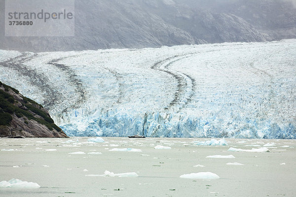 Touristenschiff vor Dawes Gletscher  Endicott Arm  Inside Passage  Südost-Alaska  Alaska  USA  Nordamerika