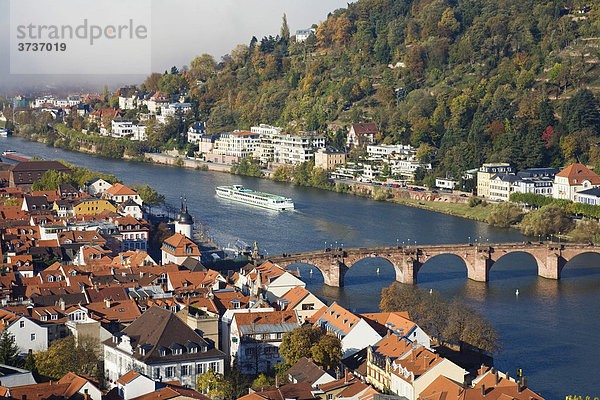 Heidelberger Altstadt mit Alter Brücke über den Neckar  Blick vom Schloss  Heidelberg  Baden-Württemberg  Deutschland  Europa