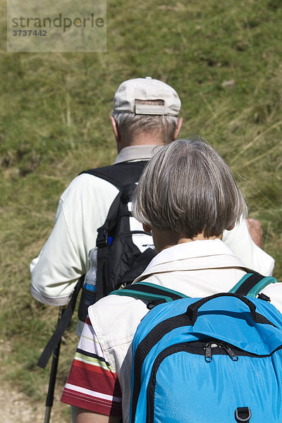 Älteres Paar beim Wandern  Rucksack