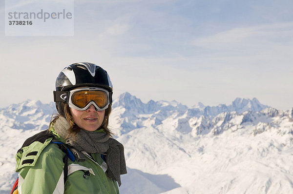 Frau mit Skihelm vor schneebedeckten Bergen  Andermatt  Schweiz