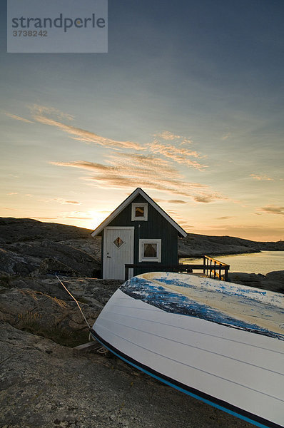Holzhütte an Felsenküste mit Sonnenuntergang  Smögen  Bohuslän  Schweden  Skandinavien  Europa