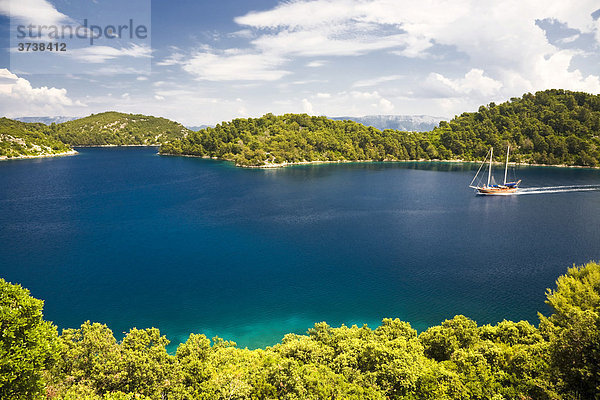 Inselgruppe mit Segelschiff  Nationalpark Mljet  Insel Mljet  Dubrovnik-Neretva  Dalmatien  Kroatien  Europa