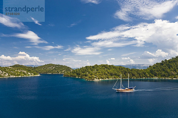 Inselgruppe mit Segelschiff  Nationalpark Mljet  Insel Mljet  Dubrovnik-Neretva  Dalmatien  Kroatien  Europa