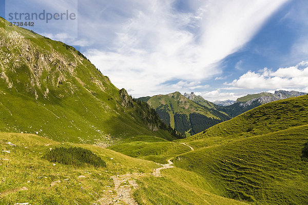 Wanderweg in den Eisenerzer Alpen mit Blickrichtung Präbichl  Eisenerz  Steiermark  Österreich  Europa