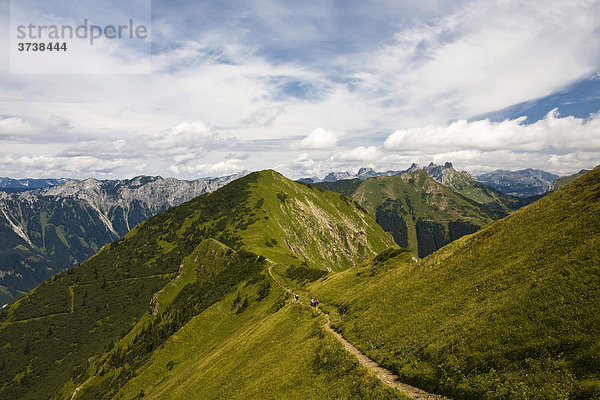 Wanderweg auf einem Gebirgskamm in den Eisenerzer Alpen vom Reichenstein aus  Eisenerz  Steiermark  Österreich  Europa