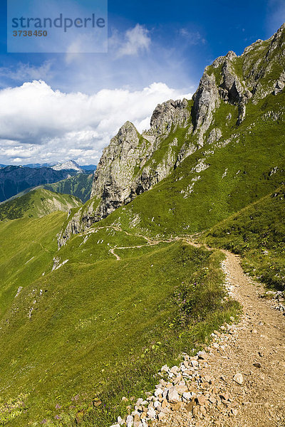 Gebirgskamm und Wanderweg in den Eisenerzer Alpen Richtung Reichenstein  Eisenerz  Steiermark  Österreich  Europa
