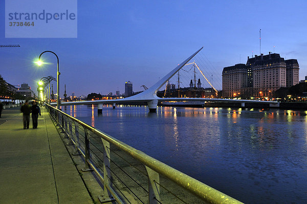 Der für den Tourismus restaurierte alte Hafen Puerto Madero mit Frauenbrücke  Puente de la Mujer  am Abend  Buenos Aires  Argentinien  Südamerika