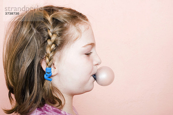 Kleines Mädchen  9 Jahre alt  mit Kaugummiblase