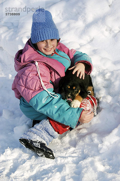 Mädchen  10 Jahre  mit Welpe im Schnee  Sidonie  unter Naturschutz stehende Landschaftsregion Weiße Karpatische Berge  Bile Karpaty  Tschechische Republik  Europa