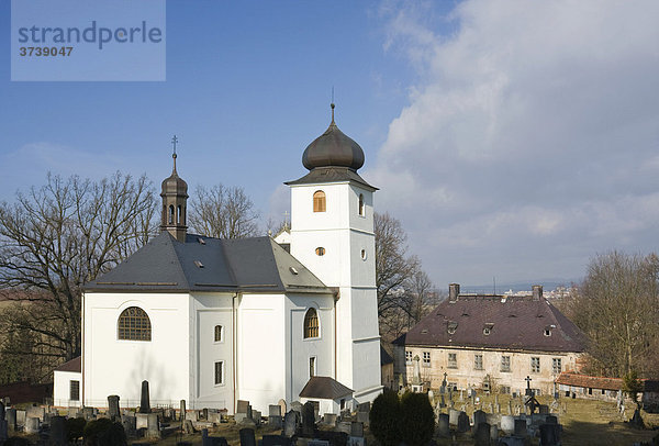 Kirche St. Georg und St. Martin  Martinkovice  Nachod Bezirk  Ost-Böhmen  Tschechische Republik  Europa