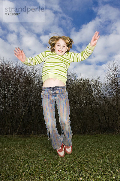 Kleines Mädchen springt  9 Jahre