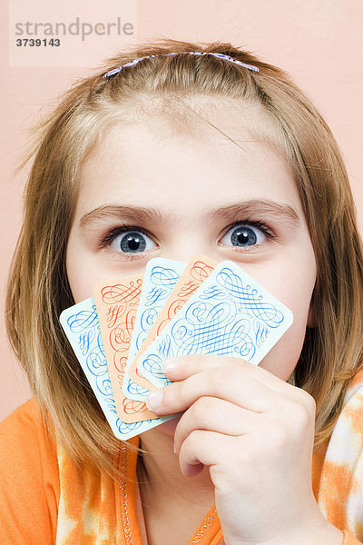 Kleines Mädchen  6 Jahre  spielt Karten