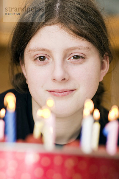 14-jähriges Mädchen mit Geburtstagskuchen