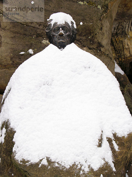 Schneebedeckte Goethe Statue  Adersbach-Weckelsdorfer Felsenstadt  Adröpaösko-TeplickÈ sk·ly  Naturschutzgebiet Broumov  Nachod Bezirk  Ostböhmen  Tschechien  Zentraleuropa