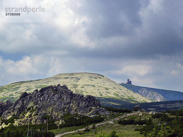 Felsen und Vysoke Kolo-Gipfel  Krkonose Nationalpark  Riesengebirge Nationalpark  Ost-Böhmen  Tschechische Republik  Europa