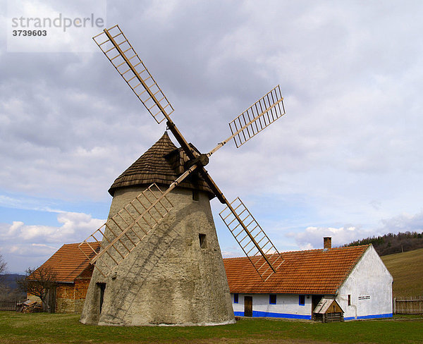 Windmühle in Kuzelov  Hodonin-Distrikt  Naturschutzgebiet Weiße Karpaten  Bile Karpaty  Süd-Mähren  Tschechische Republik  Europa