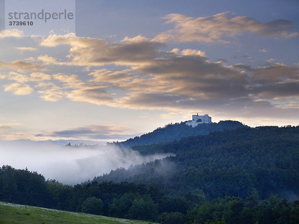 Burg Buchlov  neblig  Chriby  Süd-Mähren  Tschechische Republik  Europa